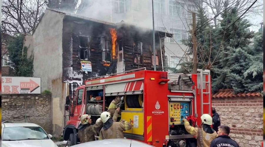 Fatih'te 2 katlı tarihi yapı alevlere teslim oldu