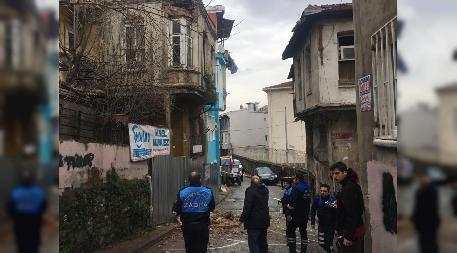 Fatih'teki bir binadan par�alar d��t� 