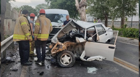 Florya'da otomobil ile minibüs çarpıştı