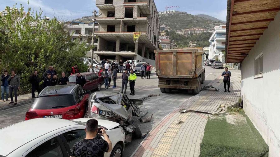 Freni boşalan hafriyat kamyonu 8 araca hasar verdi