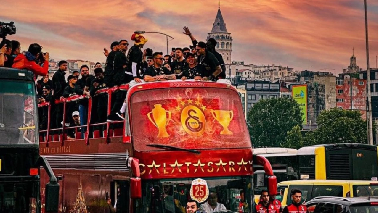 Galatasaray'da kutlamalar üstü açık otobüs turuyla başladı