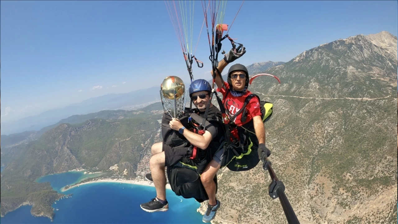 Galatasaray'�n �ampiyonluk kupas� u�uruldu
