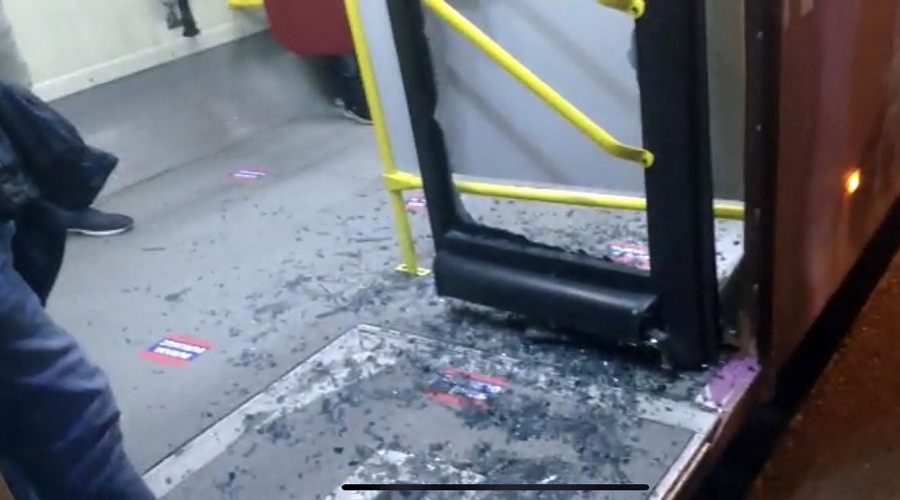“Geç geldi” diye otobüsün camını kırdılar