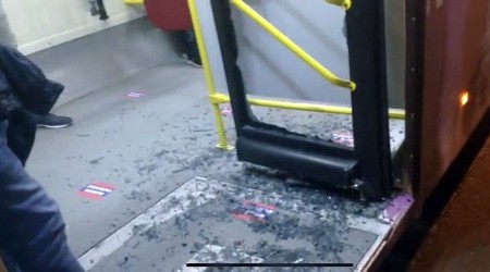 “Geç geldi” diye otobüsün camını kırdılar