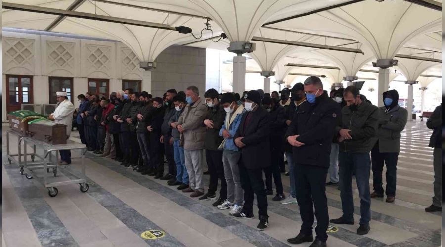 Göçük altından çıkarılan baba kız toprağa verildi