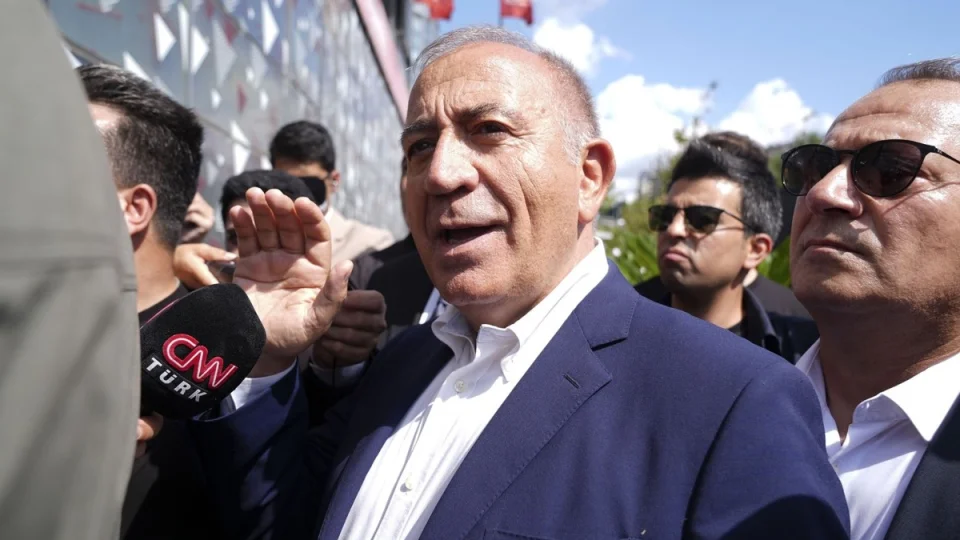 G�rsel Tekin kayyum g�revine devam edecek