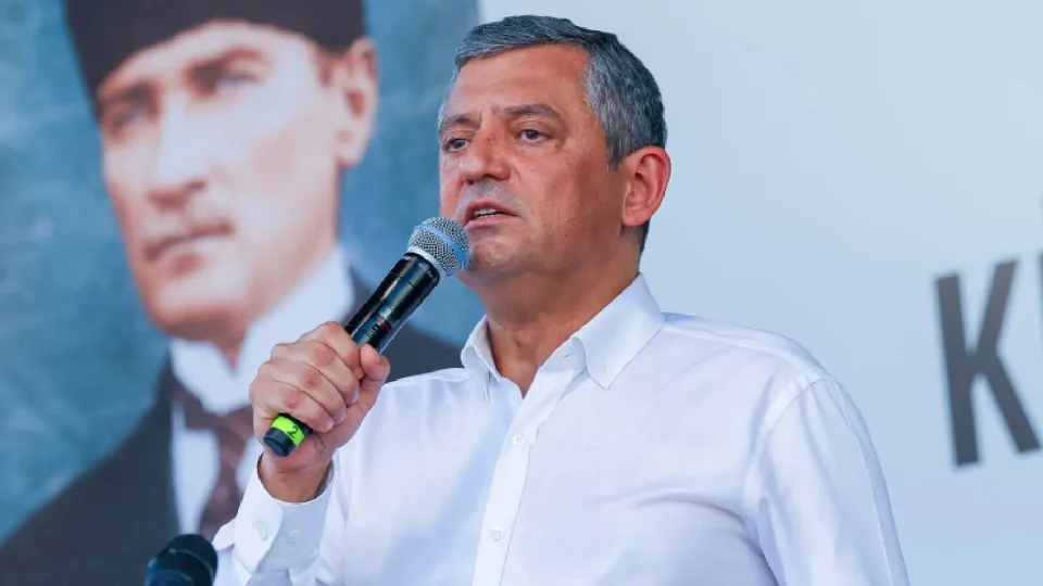 Güvenpark'ta eylem yapan gazi ve şehit yakınlarını ziyaret eden Özel'den çözüm süreci mesajı