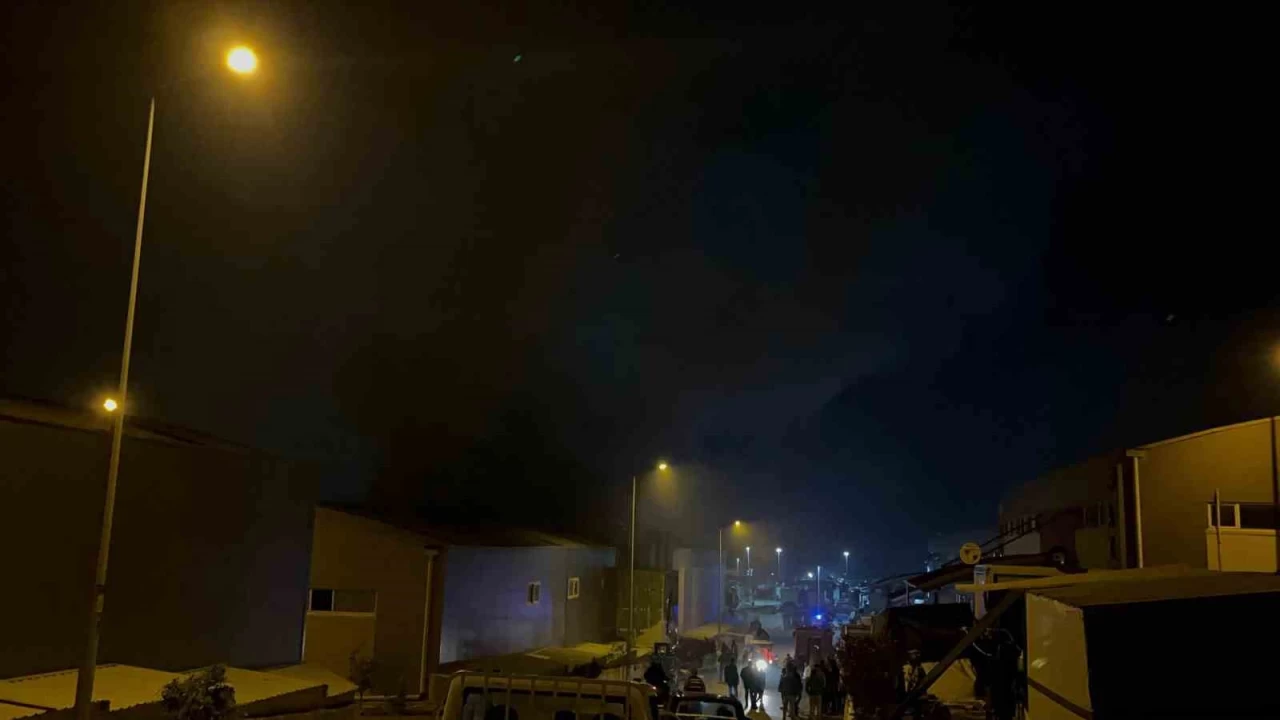 Hatay'da mobilya fabrikası alevlere teslim oldu