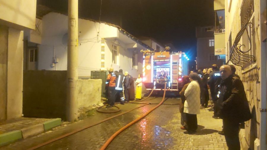 İki bina arasındaki kömürlük yandı