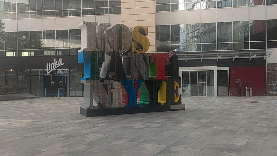 İş merkezinde tepki çeken 'Konstantiniyye' heykeli