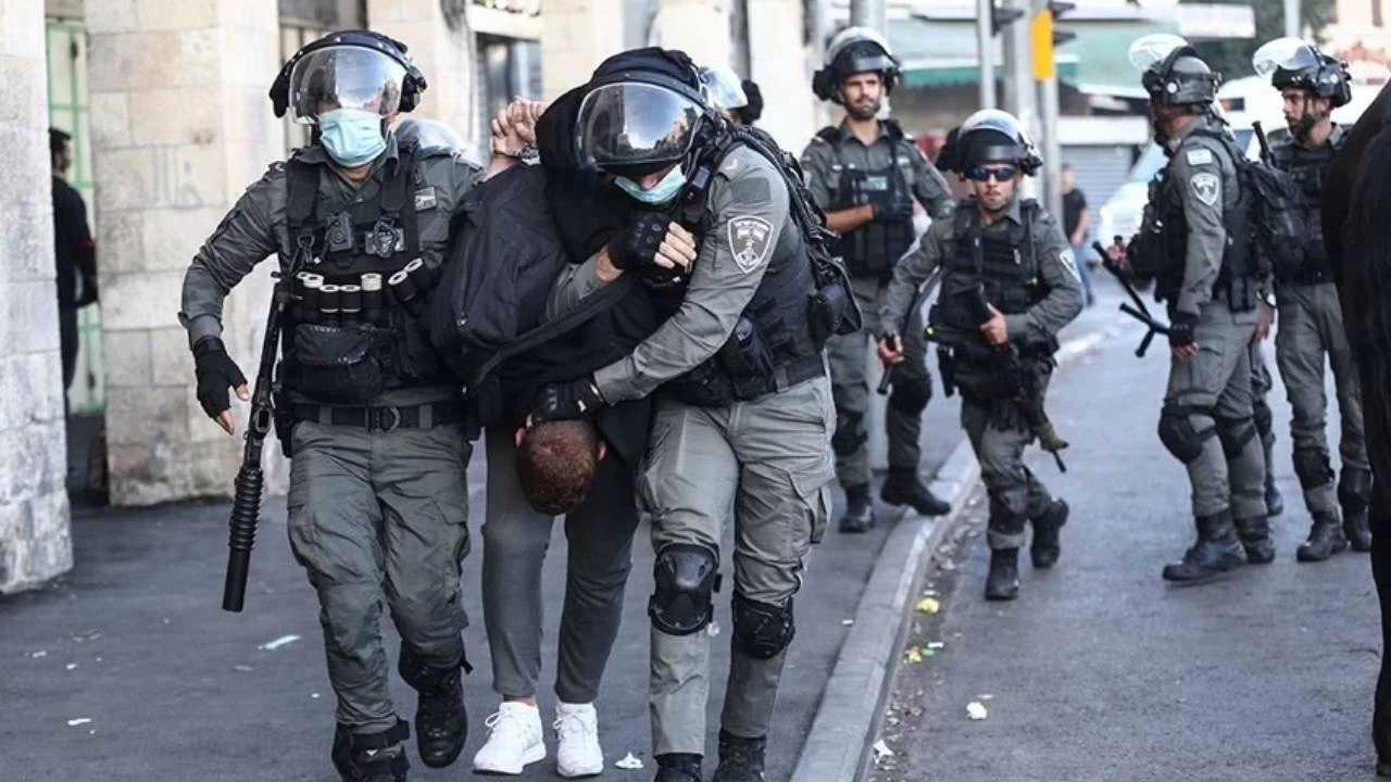 İsrail güçleri işgal altındaki Batı Şeria'da 25 Filistinliyi gözaltına aldı