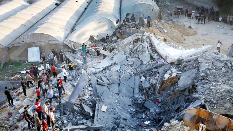 İsrail savaş uçakları Gazze'de Filistinli ailenin evini bombaladı