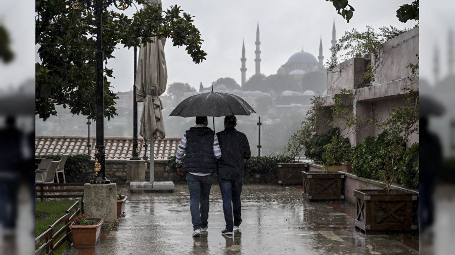 İstanbul genelinde öğlen saatlerinde başlayan sağanak