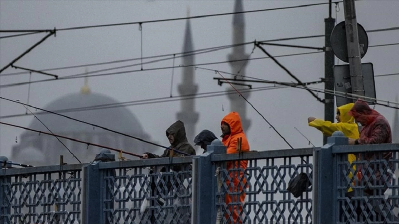 İstanbul'da etkili olan sağanak sürücüler ile vatandaşlara zor anlar yaşattı