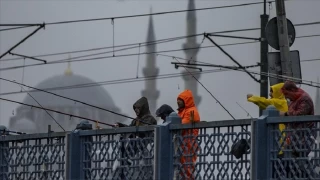 stanbul'da etkili olan saanak srcler ile vatandalara zor anlar yaatt