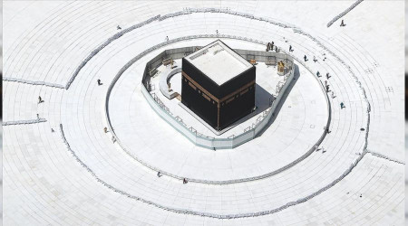 Kabe ve Mescid-i Nebevi'de sosyal mesafe geri geldi