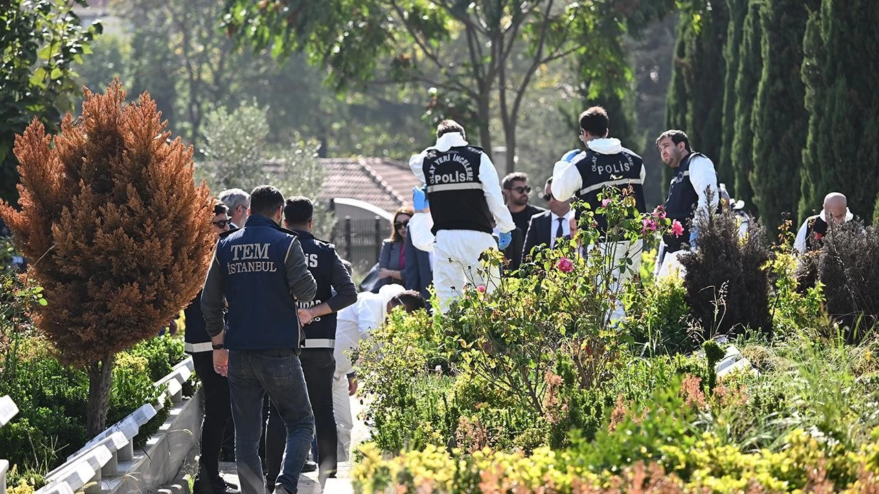 Karabulut ailesinin avukatı Rezan Epözdemir mezarlıkta açıklama yaptı