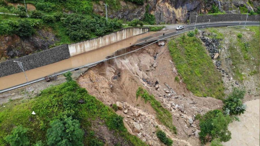 Karadeniz-Akdeniz yolu heyelan nedeniyle kapandı