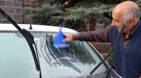 Kars eksi 5 dereceyi gördü, araçların camları buz tuttu
