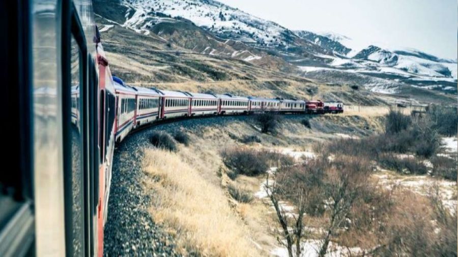 Kars'ta heyelan sonucu tren seferleri aksad�