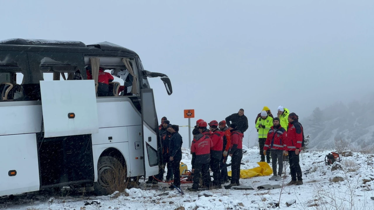 Kars�ta yolcu otob�s� kaza yapt�: 2 �l�, 8 yaral�