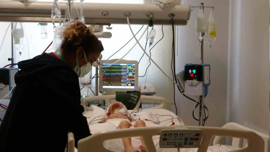 Kimliksiz bebek ve depremzedeler hastanede gvende
