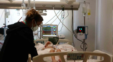 Kimliksiz bebek ve depremzedeler hastanede gvende