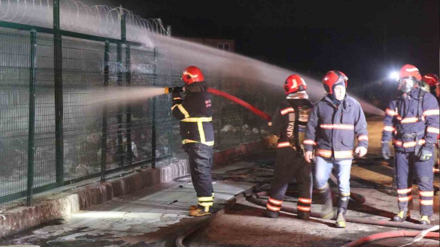 Kimyasal at�klar�n bulundu�u geri d�n���m tesisinde korkutan yang�n