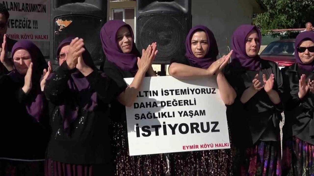 Kyl kadnlar altn madenine tepkilerini altnlarn kararak gsterdi