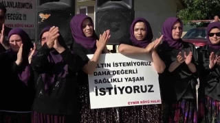 Kyl kadnlar altn madenine tepkilerini altnlarn kararak gsterdi