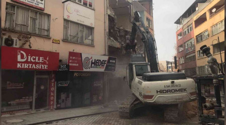 Malatya'da bir bina daha yıkıldı