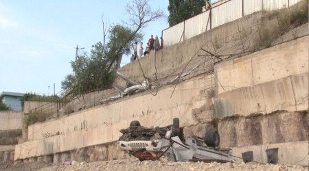 Maltepe'de otomobil 15 metre yksekten antiyeye yuvarland