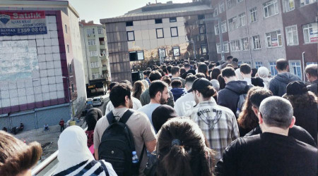 Metrobüs üst geçidinde rezalet!