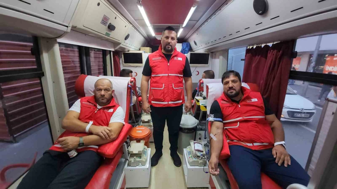 Milli güreşçiler ve genç sporcular kan bağışladı