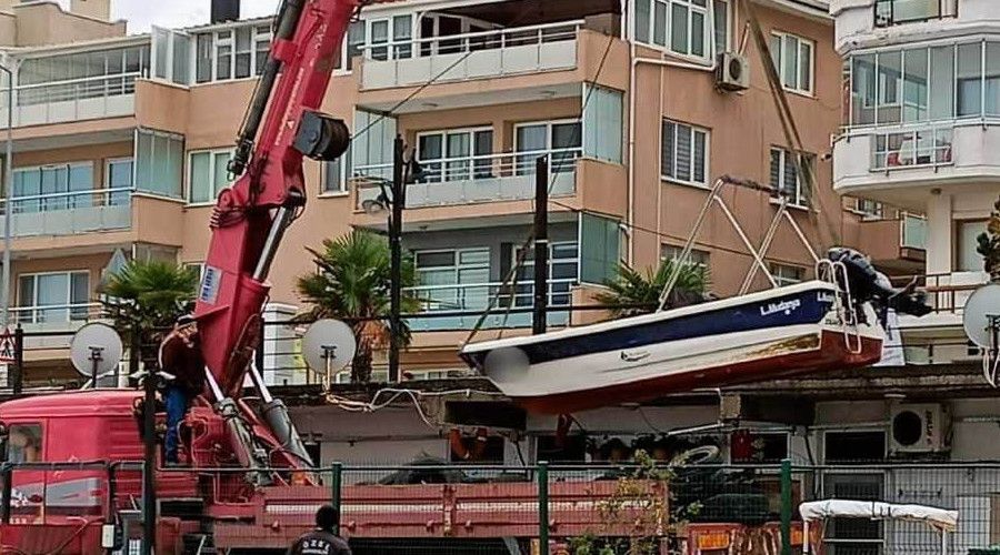 Mudanya'da limandaki tekneler battı