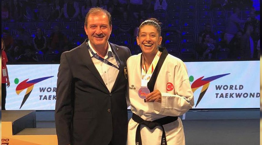 Nur, �ngiltere'de bronz kazand�