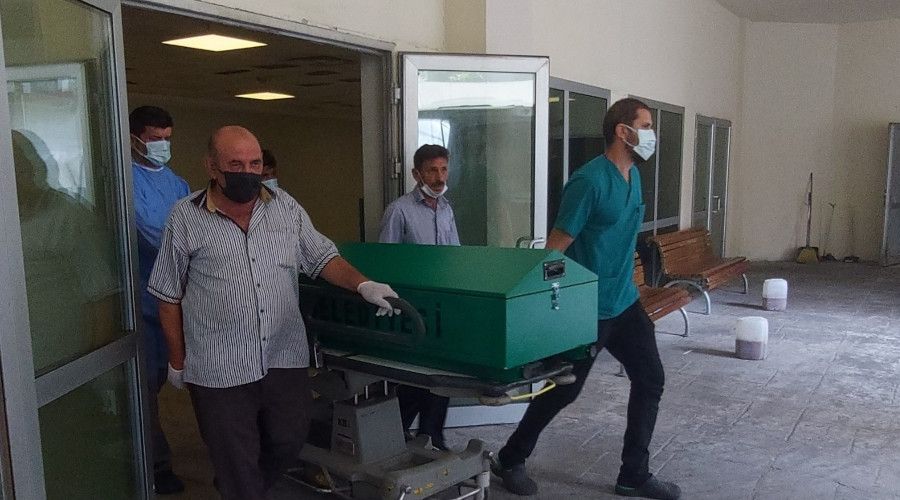Oksijen tüpüne bağlıyken sigara içince hayatını kaybetti