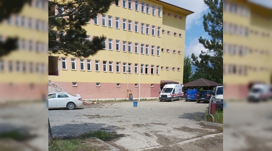 Okul inşaatından düşen işçi hayatını kaybetti