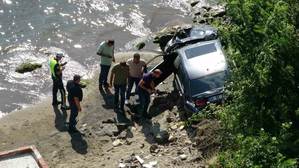 Ordu'da otomobil 30 metreden deniz kıyısına uçtu