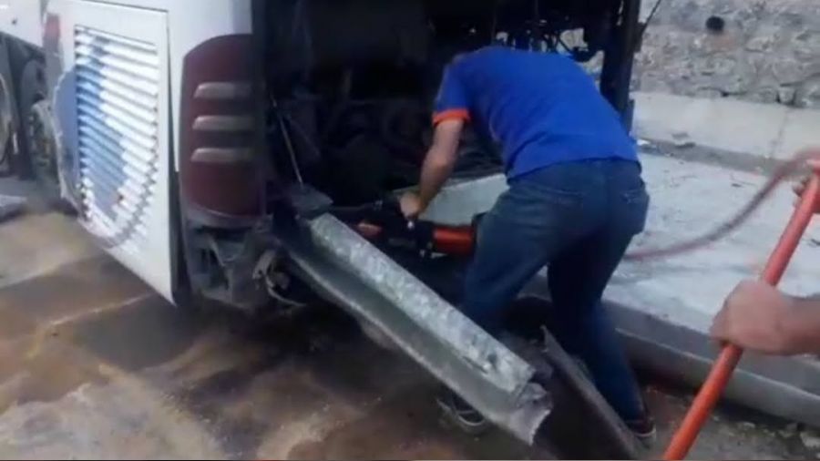 Otob�s�n �n�nden giren bariyer arkas�ndan ��kt�