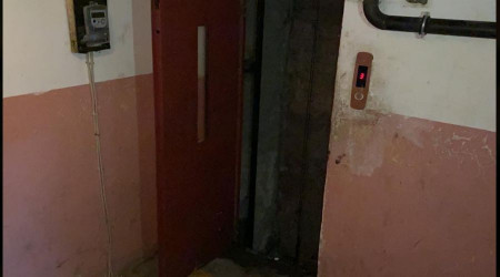 Oturduğu apartmanın asansör boşluğunda ölü bulundu