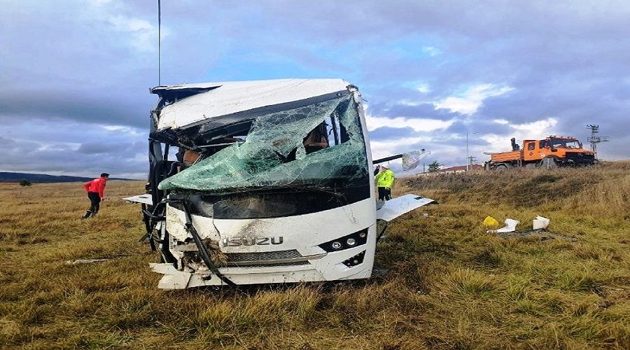 PAK ekibini ta��yan midib�s devrildi: 12 polis yaral�