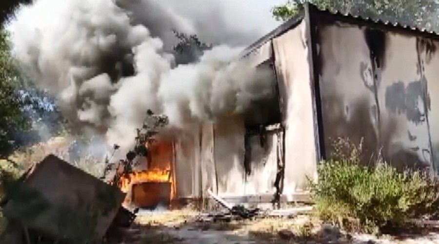 Parf�m kutusu patlad�, konteyn�r k�le d�nd�