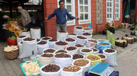 Pazarda kestane ve mantar bolluğu