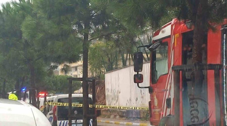 Pendik'te istinat duvarı, servis aracının üzerine çöktü