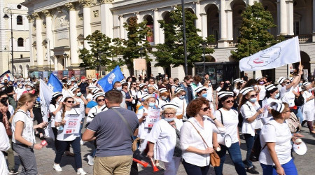 Polonya'da da salk alanlar sokakta