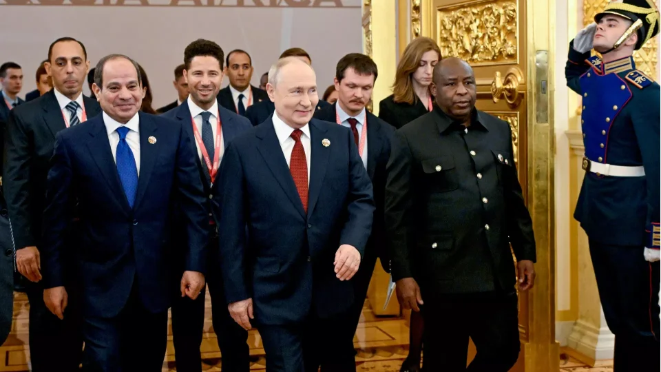  Rus Devlet Ba�kan� Putin, 3. Rusya-Afrika Zirvesi'nin ikinci g�n�nde d�zenlenen ana oturumda Afrikal� liderlerle bir araya geldi