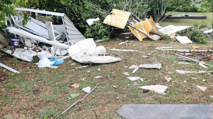 Sahile vuran hortum �evreye zarar verdi