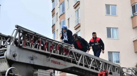 Samsun'da ev yangını: Mahsur kalan 8 kişi kurtarıldı
