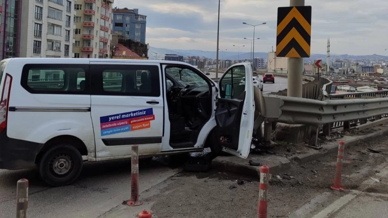Samsun'da minibüs bariyere çarptı: 1 yaralı